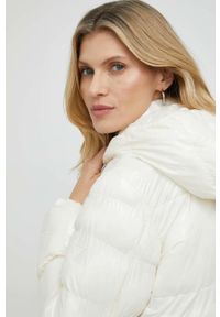 Guess kurtka damska kolor beżowy przejściowa. Kolor: biały. Materiał: włókno, materiał. Długość: długie #3