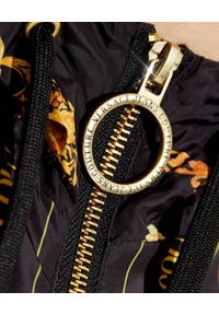 Versace Jeans Couture - VERSACE JEANS COUTURE - Kurtka z kapturem. Typ kołnierza: kaptur. Kolor: czarny. Długość rękawa: długi rękaw. Długość: długie. Wzór: nadruk #3