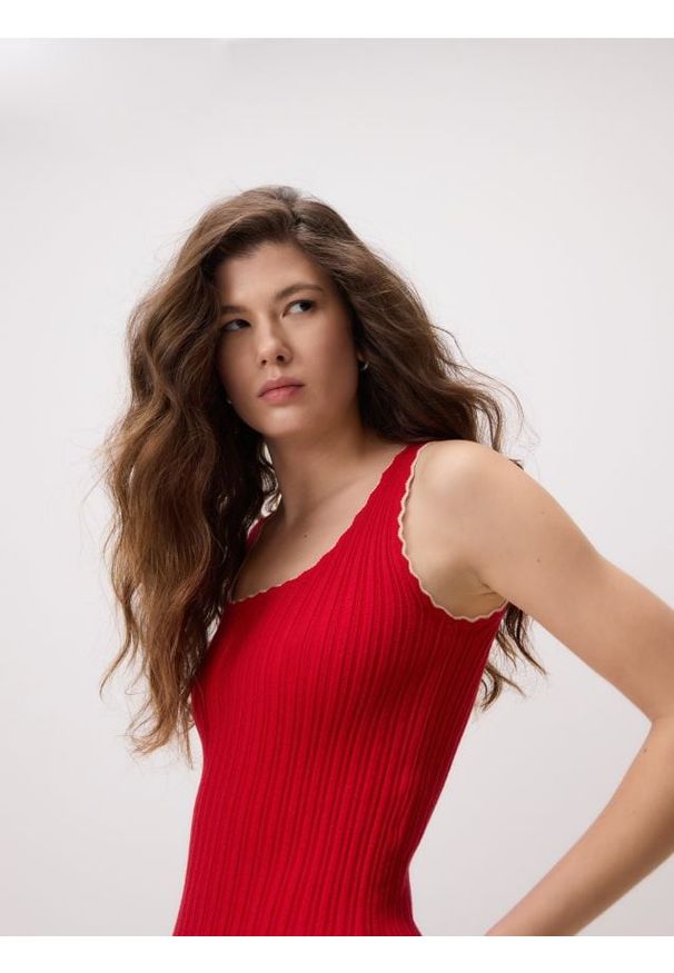 Reserved - Prążkowany top z wiskozą - czerwony. Kolor: czerwony. Materiał: wiskoza, prążkowany