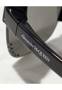 Alexander McQueen - ALEXANDER MCQUEEN - Czarne okulary przeciwsłoneczne. Kolor: czarny. Materiał: materiał. Wzór: aplikacja #4
