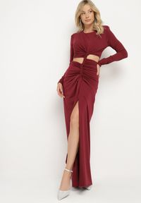 Born2be - Bordowa Sukienka Koktajlowa Ozdobiona Wycięciem Marszczeniem w Talii i Rozcięciem na Nogę Ilizia. Okazja: na imprezę. Kolor: czerwony. Wzór: aplikacja. Typ sukienki: proste. Styl: wizytowy #1