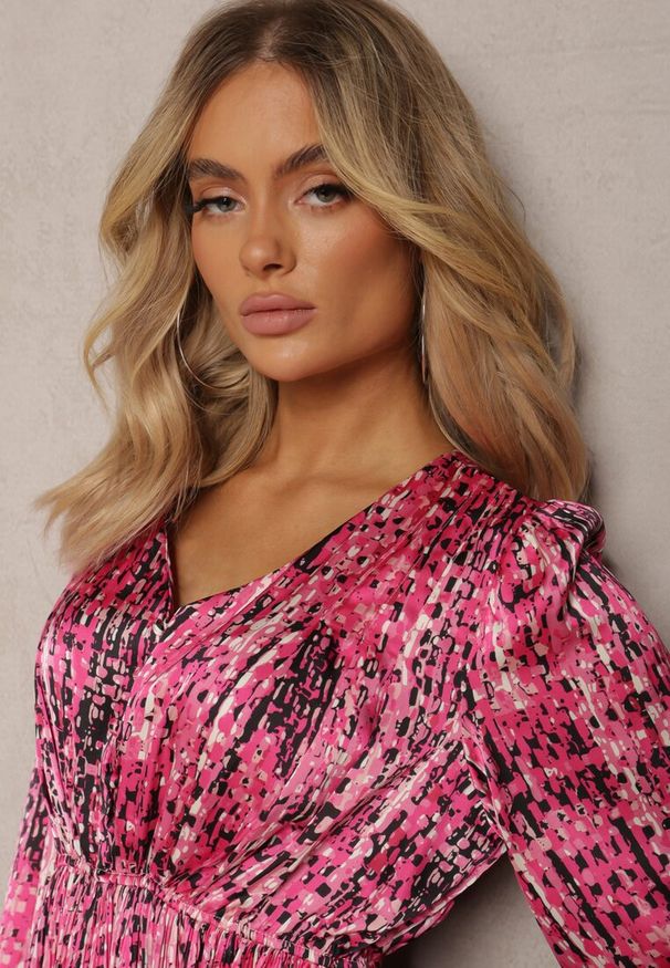 Renee - Fuksjowa Plisowana Sukienka Maxi Ozdobiona Wzorem w Tweedowym Stylu Juvioa. Okazja: na imprezę, na co dzień. Kolor: różowy. Wzór: aplikacja. Typ sukienki: oversize. Styl: casual. Długość: maxi