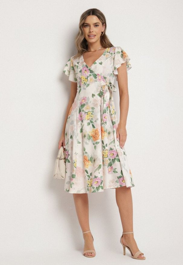 Born2be - Beżowa Kwiatowa Sukienka z Kopertowym Dekoltem Atorina. Okazja: do pracy, na co dzień, na spotkanie biznesowe. Typ kołnierza: dekolt kopertowy. Kolor: beżowy. Wzór: kwiaty. Typ sukienki: kopertowe. Styl: biznesowy, casual