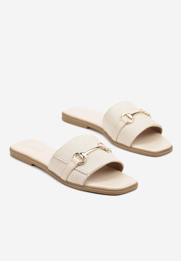 Renee - Beżowe Klapki Ozdobione Metalową Klamrą Ridithea. Okazja: na spacer, na co dzień. Kolor: beżowy. Wzór: aplikacja. Sezon: lato. Styl: elegancki, casual