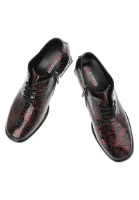 Bordowe Półbuty Artiker Stylowe Obuwie Damskie Na Eleganckim Obcasie. Okazja: na co dzień. Zapięcie: sznurówki. Kolor: czerwony. Szerokość cholewki: normalna. Wzór: kolorowy, aplikacja. Materiał: skóra, lakier. Obcas: na obcasie. Styl: elegancki. Wysokość obcasa: średni #3