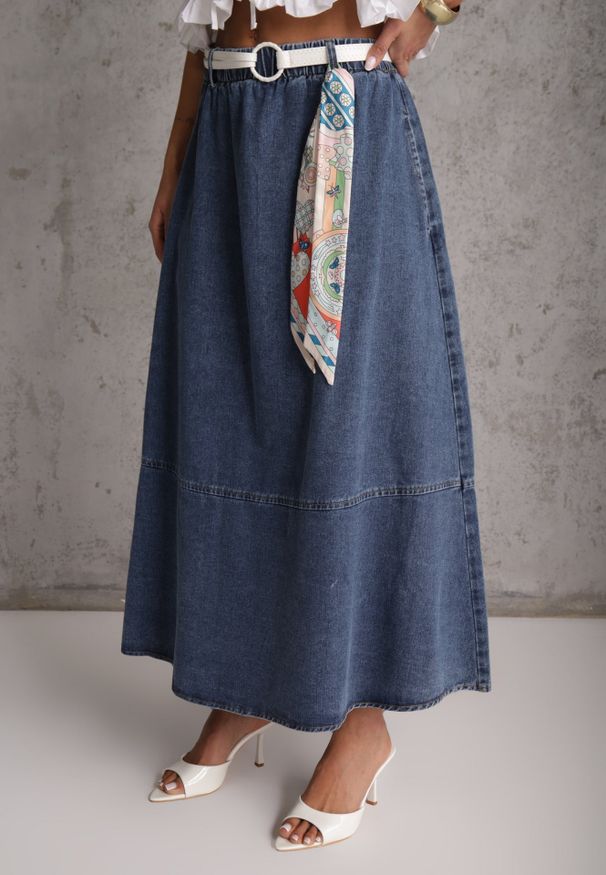 Renee - Granatowa Bawełniana Spódnica Jeansowa o Rozkloszowanym Kroju z Ozdobnym Paskiem Eatiane. Okazja: na co dzień. Kolor: niebieski. Materiał: jeans, bawełna. Styl: casual, klasyczny