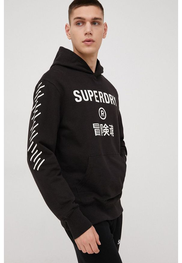 Superdry bluza bawełniana męska kolor czarny z kapturem z nadrukiem. Typ kołnierza: kaptur. Kolor: czarny. Materiał: bawełna. Wzór: nadruk
