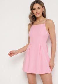Born2be - Różowa Sukienka Vices o Rozkloszowanym Kroju na Ramiączkach Zdobiona Zakładkami Sarileve. Okazja: na co dzień. Typ kołnierza: dekolt kwadratowy. Kolor: różowy. Materiał: jeans. Długość rękawa: na ramiączkach. Wzór: aplikacja. Typ sukienki: rozkloszowane, proste. Styl: casual, klasyczny #6