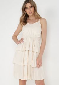 Born2be - Beżowa Sukienka z Wiskozy Kephassa. Typ kołnierza: kołnierz z falbankami. Kolor: beżowy. Materiał: wiskoza. Długość rękawa: na ramiączkach. Wzór: aplikacja. Typ sukienki: rozkloszowane. Styl: klasyczny #1