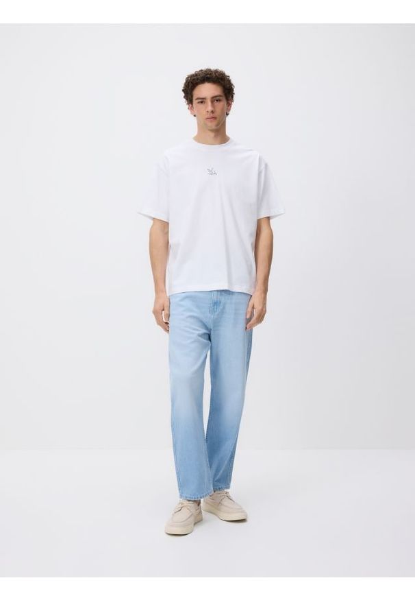 Reserved - Jeansy straight z efektem sprania - niebieski. Kolor: niebieski