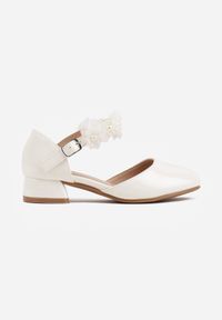 Born2be - Białe Eleganckie Sandały Czółenka na Niskim Słupku z Kwiatową Aplikacją Hialea. Okazja: na uczelnię, na komunię. Kolor: biały. Wzór: aplikacja, kwiaty. Styl: elegancki #1
