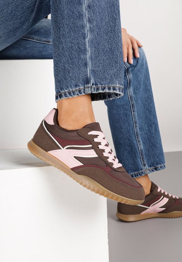 Born2be - Brązowe Sneakersy w Stylu Tenisówek Ozdobione Geometrycznym Wzorem Fesilia. Okazja: na co dzień. Kolor: brązowy. Materiał: jeans. Wzór: aplikacja, geometria