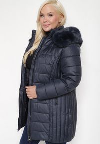 Born2be - Granatowa Pikowana Kurtka o Taliowanym Kroju z Odpinanym Kapturem i Futrem Deozora. Okazja: na co dzień. Kolekcja: plus size. Kolor: niebieski. Materiał: futro. Wzór: aplikacja. Styl: casual, elegancki