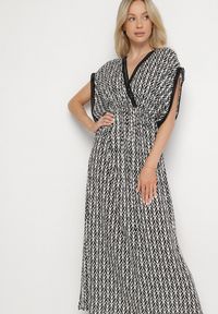 Born2be - Czarno-Biała Bawełniana Sukienka Rozkloszowana z Koronkowymi Wstawkami Laniwena. Kolor: czarny. Materiał: bawełna, koronka. Sezon: lato #7