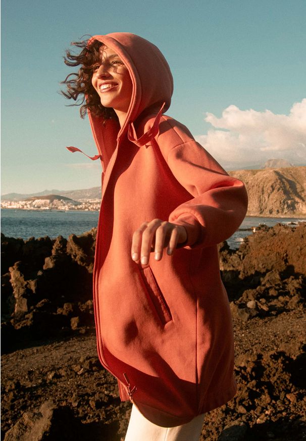 Volcano - Długa bluza rozpinana damska B-ZORIA. Okazja: na co dzień. Materiał: bawełna, poliester. Długość rękawa: bez rękawów. Długość: długie. Wzór: napisy. Styl: casual