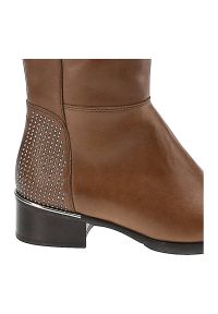 Brązowe Kozaki Simen Damskie Stylowe Buty Zimowe. Okazja: na co dzień. Kolor: brązowy. Szerokość cholewki: normalna. Wzór: aplikacja. Wysokość cholewki: przed kolano. Materiał: skóra. Sezon: zima. Obcas: na obcasie. Styl: elegancki. Wysokość obcasa: średni #4