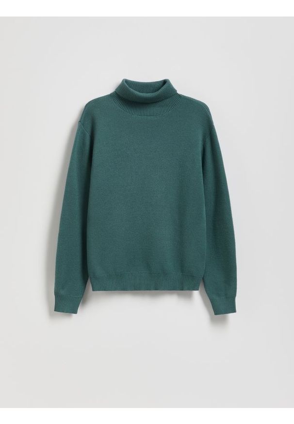 Reserved - Klasyczny golf - zielony. Typ kołnierza: golf. Kolor: zielony. Materiał: wiskoza, dzianina. Styl: klasyczny