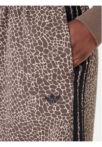 Adidas - adidas Jeansy Firebird Aop KD8811 Brązowy Loose Fit. Kolor: brązowy #4