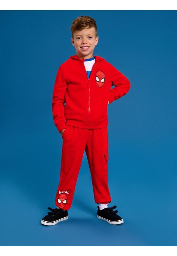 Sinsay - Spodnie dresowe Spider-Man - czerwony. Kolor: czerwony. Materiał: dresówka