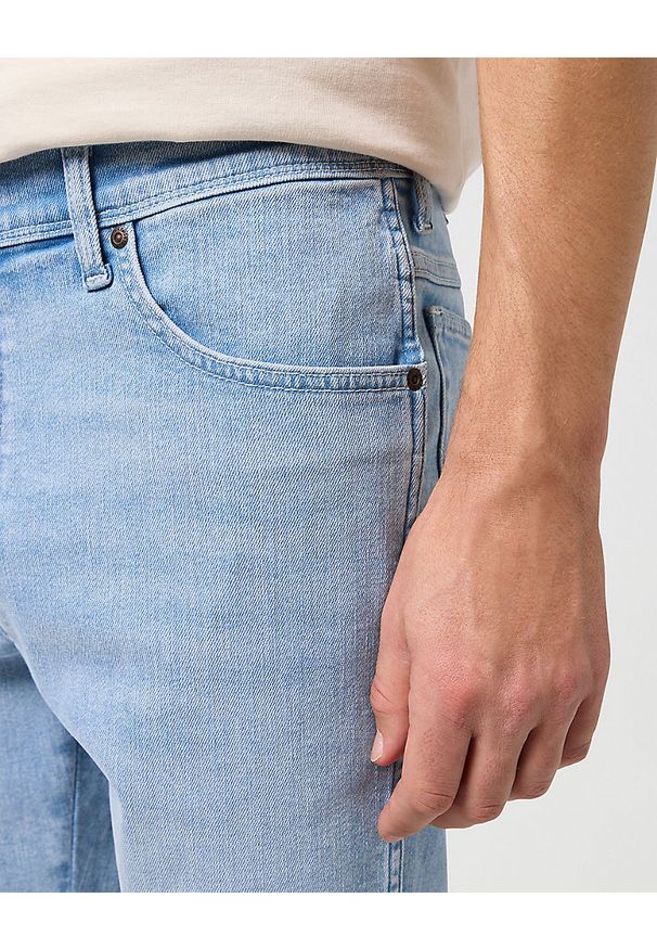 Wrangler - WRANGLER MESKIE SZORTY TEXAS SHORTS WHISPER BLUE 112350870 W11C017967. Okazja: na co dzień. Materiał: jeans, bawełna, materiał, len, elastan, denim. Długość: krótkie. Sezon: lato. Styl: wakacyjny, elegancki, klasyczny, casual