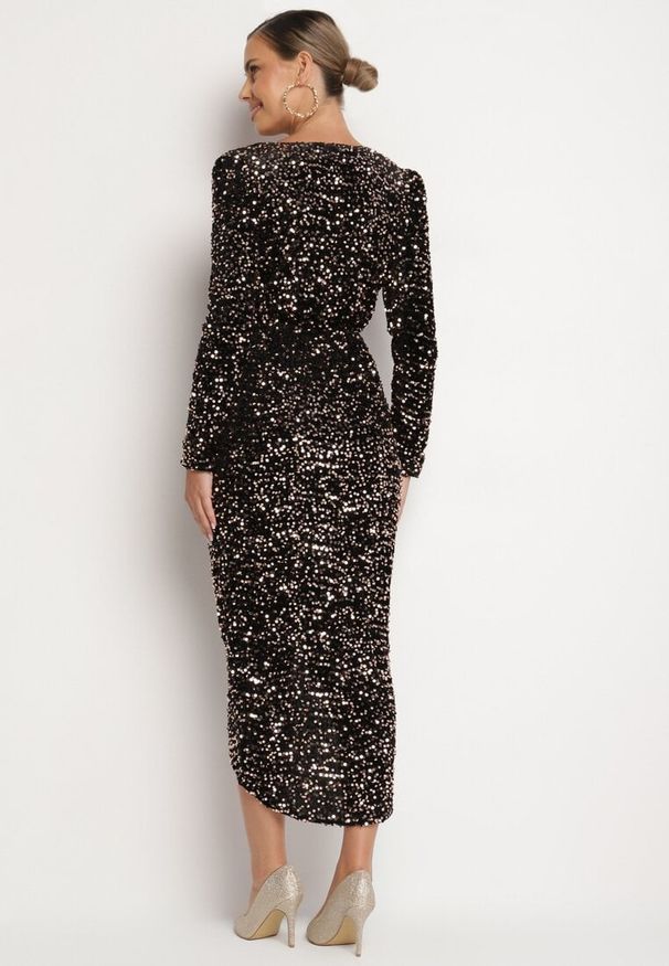 Born2be - Złoto-Czarna Dopasowana Cekinowa Sukienka z Kopertowym Dekoltem i Asymetrycznym Wycięciem Rinnalith. Okazja: na imprezę. Kolor: złoty. Typ sukienki: asymetryczne, kopertowe. Styl: klasyczny, elegancki