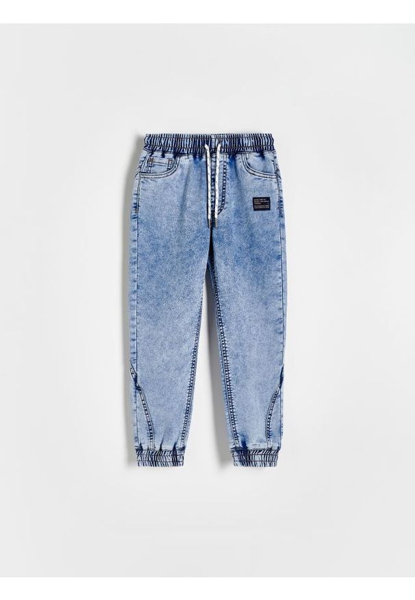 Reserved - Elastyczne jeansy jogger - niebieski. Kolor: niebieski