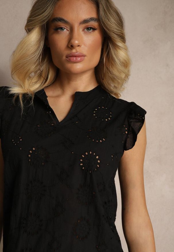 Renee - Czarna Bawełniana Bluzka Ozdobiona Falbankami i Ażurowym Wzorem Grelzeki. Okazja: na co dzień. Typ kołnierza: kołnierz z falbankami. Kolor: czarny. Materiał: bawełna. Długość rękawa: krótki rękaw. Długość: krótkie. Wzór: ażurowy, aplikacja. Styl: casual, elegancki
