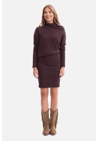 BeWear - Bawełniana ołówkowa sukienka z dzianiny zbluzowana c.brąz. Okazja: do pracy, na randkę, na co dzień. Typ kołnierza: golf, kołnierzyk stójkowy, typu klepsydra. Kolor: brązowy. Materiał: dzianina, bawełna. Typ sukienki: ołówkowe. Styl: elegancki, casual. Długość: mini #4