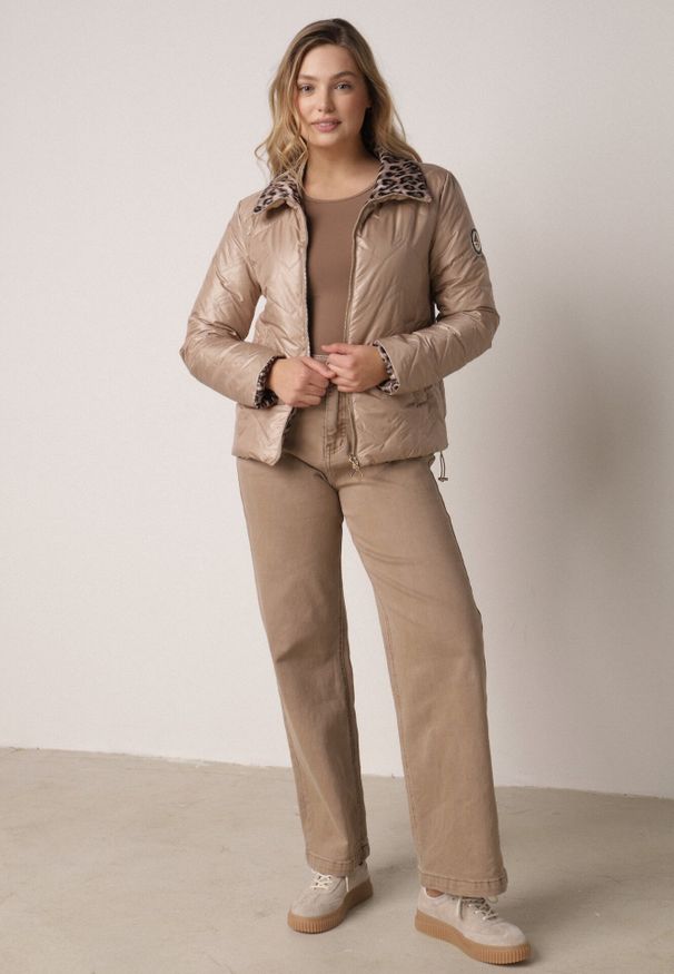 Born2be - Brązowa Dwustronna Kurtka Pikowana Ozdobiona Naszywką i Panterką Nemopis. Okazja: na co dzień. Kolor: brązowy. Materiał: jeans. Wzór: motyw zwierzęcy, aplikacja. Styl: casual