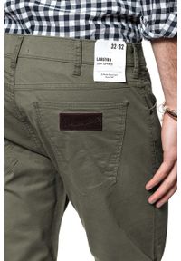 Wrangler - WRANGLER SPODNIE MĘSKIE LARSTON DUSTY OLIVE W18SXC275. Materiał: materiał #10