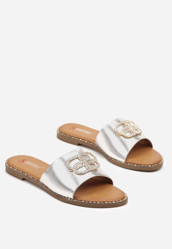 Renee - Srebrne Klapki Ozdobione Cyrkoniami Asivisa. Okazja: na co dzień. Kolor: srebrny. Materiał: jeans. Wzór: aplikacja. Sezon: lato. Styl: casual