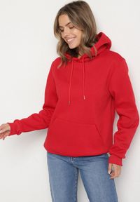 Born2be - Czerwona Bluza z Kapturem i Kangurkową Kieszenią Envila. Okazja: na co dzień. Typ kołnierza: kaptur. Kolor: czerwony. Materiał: jeans. Styl: casual, elegancki #7
