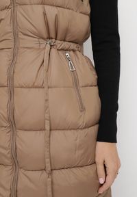 Born2be - Ciemnobeżowa Długa Kamizelka Dwustronna Zapinana na Suwak z Pikowaniem i Troczkiem w Pasie Heddemia. Kolor: beżowy. Długość: długie. Wzór: gładki #4