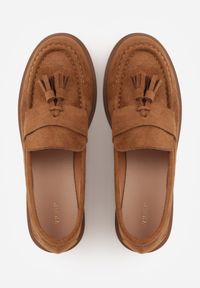 Renee - Jasnobrązowe Mokasyny VICES z Wkładką ze Skóry Naturalnej Ozdobione Chwostami Maritune. Okazja: na co dzień. Kolor: brązowy. Materiał: skóra. Wzór: aplikacja. Styl: casual, elegancki #3