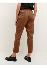 Kaffe Spodnie materiałowe Ebona 10506868 Brązowy Regular Fit. Kolor: brązowy. Materiał: materiał, syntetyk