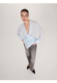 Reserved - Kopertowa bluzka z wiązaniem - jasnoniebieski. Kolor: niebieski. Materiał: wiskoza, tkanina