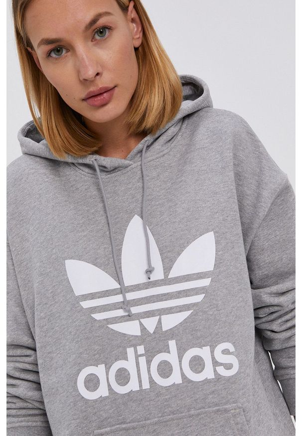 adidas Originals - Bluza bawełniana. Typ kołnierza: kaptur. Kolor: szary. Materiał: bawełna. Wzór: nadruk