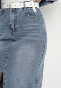 Born2be - Niebieska Ołówkowa Spódnica Jeansowa z Rozcięciem z Przodu Limirea. Okazja: na co dzień. Kolor: niebieski. Materiał: jeans. Styl: casual