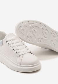 Born2be - Biało-Niebieskie Sneakersy z Ozdobnym Zapiętkiem i Platformą Britma. Nosek buta: okrągły. Zapięcie: sznurówki. Kolor: biały. Materiał: materiał. Obcas: na platformie. Wysokość obcasa: niski #5