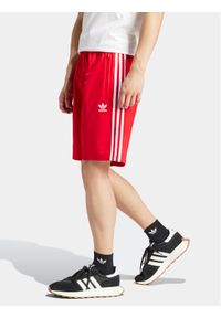 Adidas - adidas Szorty sportowe adicolor Firebird IM9421 Czerwony Regular Fit. Kolor: czerwony. Materiał: syntetyk. Styl: sportowy #1