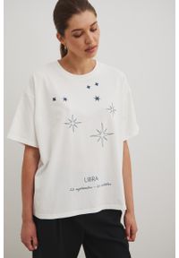 Marsala - Tshirt oversize z nadrukiem w kolorze ECRU- ZODIAC / LIBRA-UNI. Materiał: elastan, dzianina, bawełna. Wzór: nadruk. Styl: elegancki