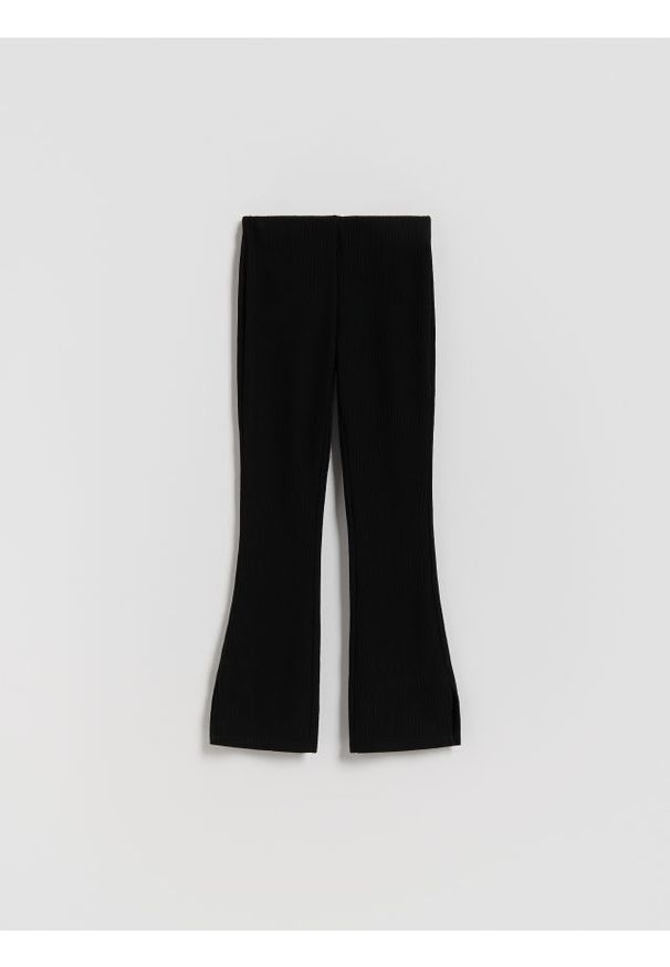 Reserved - Prążkowane spodnie flare - czarny. Kolor: czarny. Materiał: prążkowany