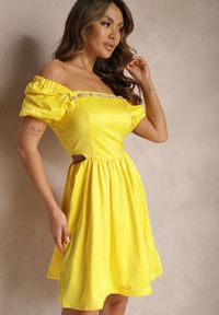 Renee - Żółta Rozkloszowana Sukienka Mini z Wycięciami po Bokach i Cyrkoniami na Dekolcie Erelasia. Kolor: żółty. Wzór: aplikacja. Długość: mini #1