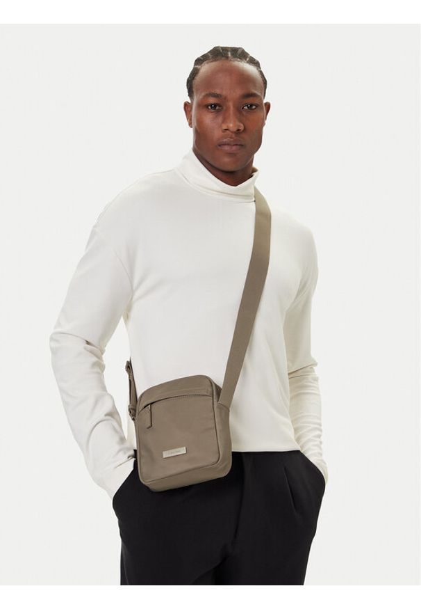 Calvin Klein Saszetka Sleek Reporter LV04D3180G Beżowy. Kolor: beżowy. Materiał: materiał