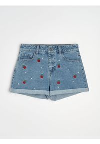 Sinsay - Szorty jeansowe mom fit z haftowanymi wisienkami - niebieski. Kolor: niebieski. Materiał: jeans. Wzór: haft #1