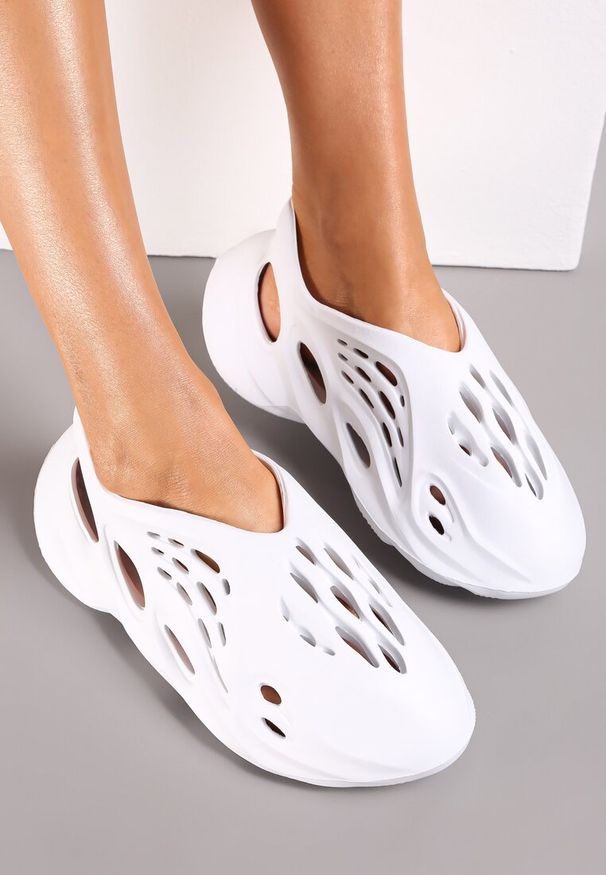 Born2be - Białe Sneakersy z Pianki Zdobione Wycięciami Harelle. Kolor: biały. Wzór: aplikacja