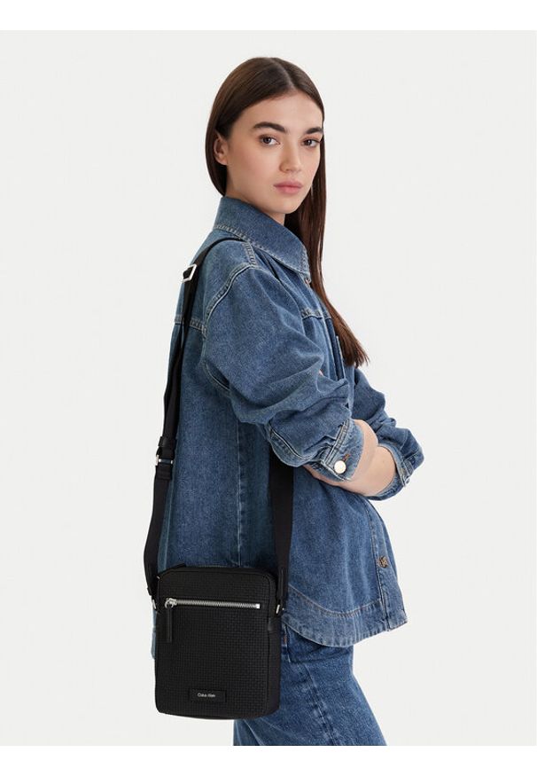 Calvin Klein Saszetka Embossed Woven Reporter LV04D3208G Czarny. Kolor: czarny. Materiał: skóra