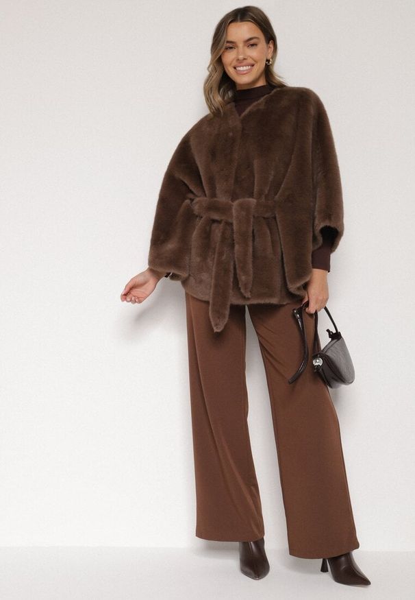 Born2be - Brązowe Ponczo z Futerkiem i Wiązanym Paskiem Monalena. Okazja: na co dzień, do pracy, na spotkanie biznesowe. Kolor: brązowy. Materiał: futro. Styl: biznesowy, casual, elegancki