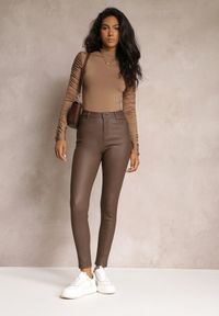 Renee - Brązowe Casualowe Spodnie Skinny o Modelującym Fasonie Elovi. Okazja: na co dzień. Kolor: brązowy. Styl: casual #1