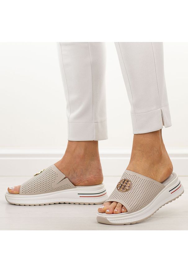 Beżowe ażurowe skórzane klapki damskie S.Barski 661. Okazja: na imprezę. Kolor: beżowy. Materiał: skóra. Wzór: ażurowy. Sezon: lato. Styl: elegancki, klasyczny